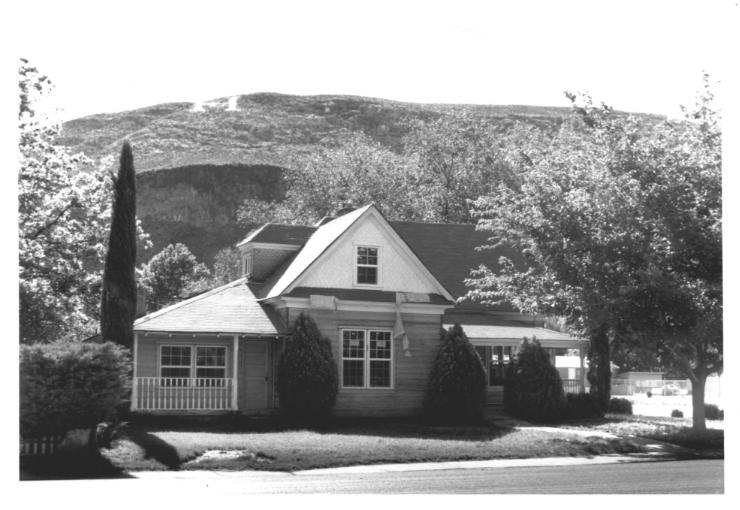 Front side of the Bradshaw Home-Hotel