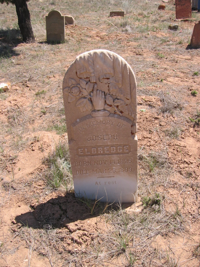 Photo of an old headstone at the Pinto Cemetery