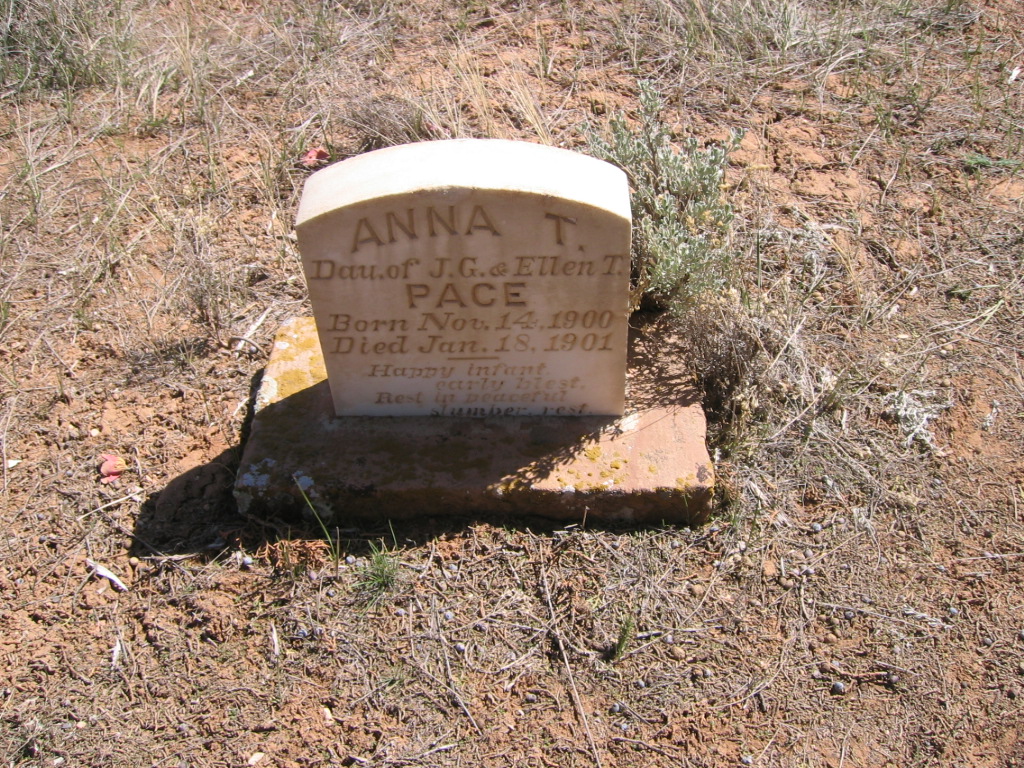 Photo of an old headstone at the Pinto Cemetery